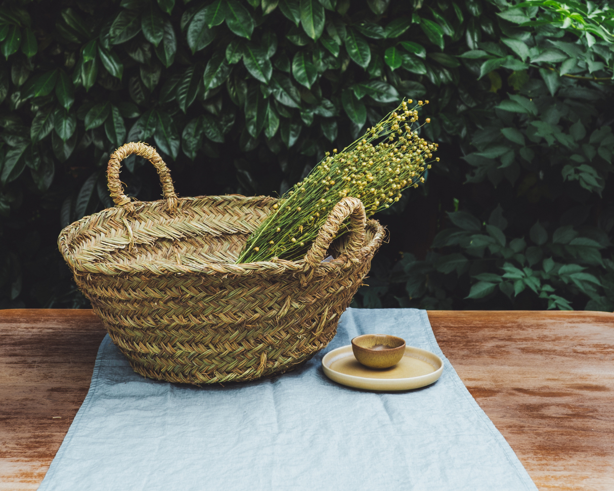 Abraco Tischläufer grün-blau auf Tisch mit Korb