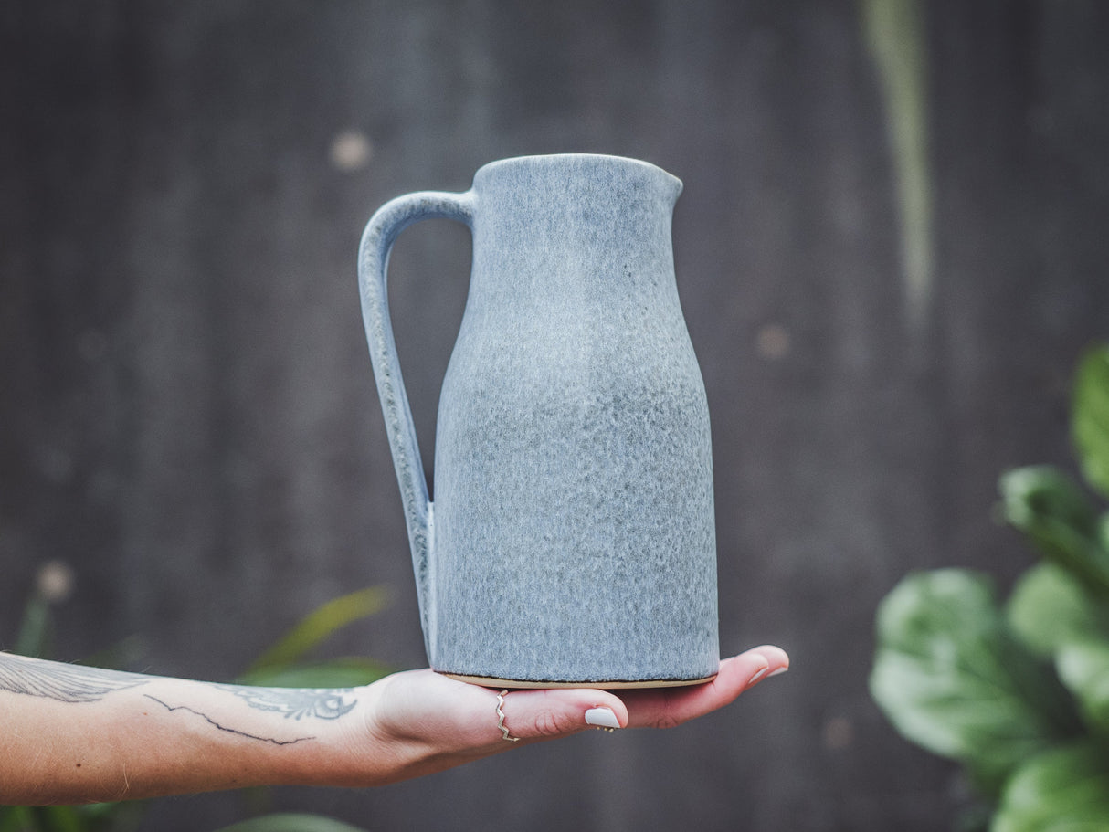 Azul Neble Krug in Hand