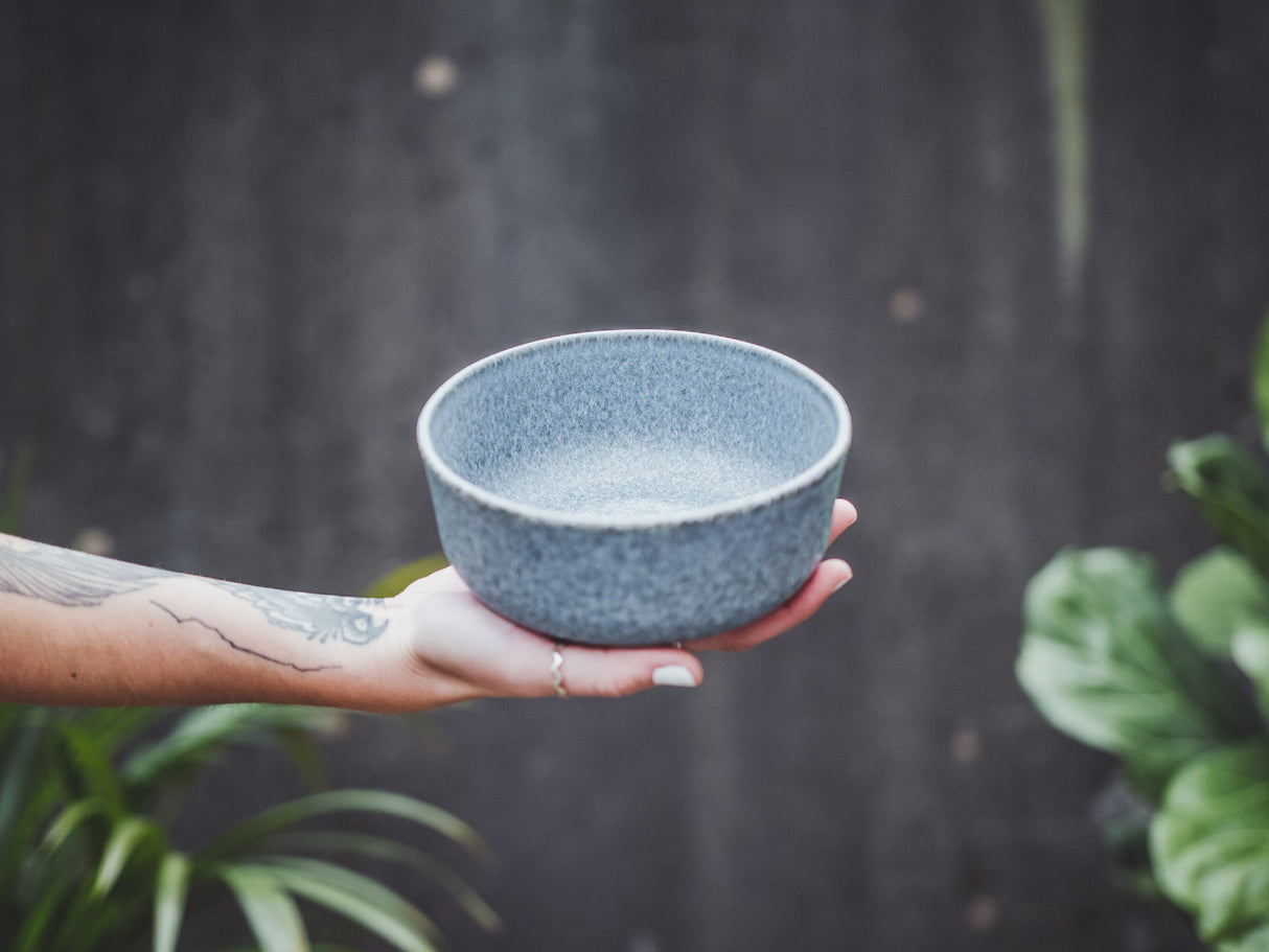 Azul Neble Müslischale in Hand