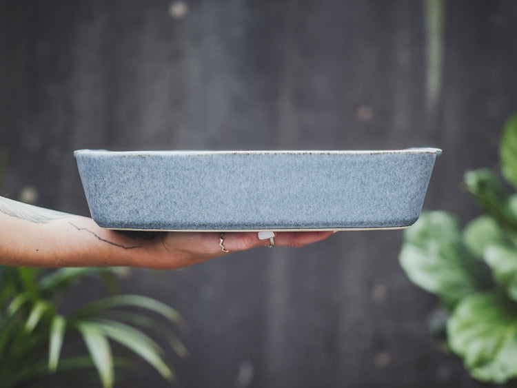 Azul Neble Ofenform in Hand