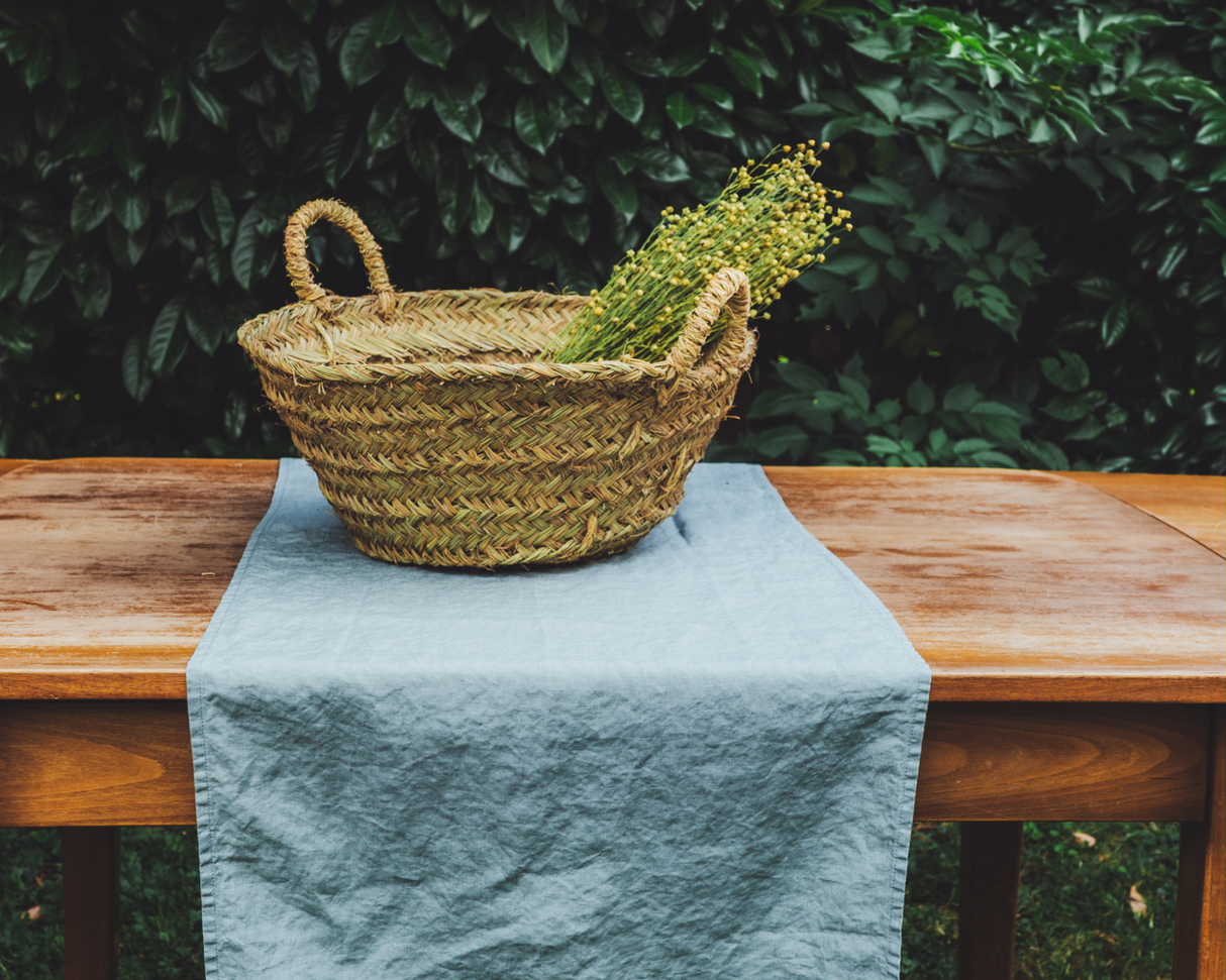Blauer Leinenstoff Tischlaufer mit Krug