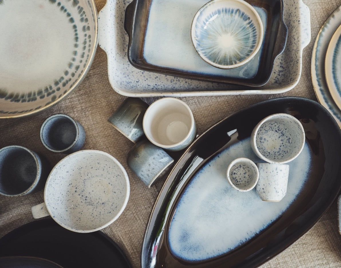 blaues Geschirr der Linie Coral Azul und Azul Manchado