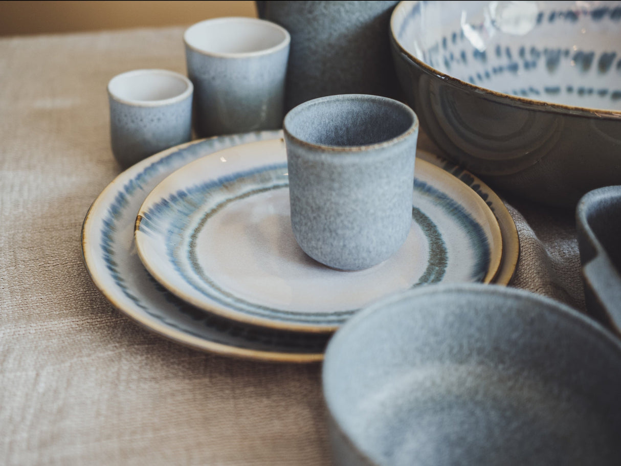 Azul Neble Becher auf Coral Azul Teller