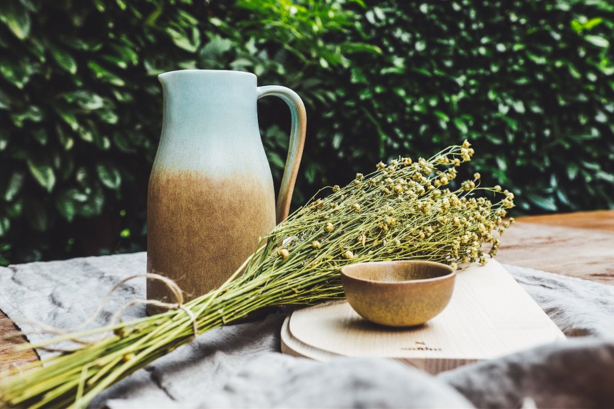 Abraço - Tischläufer mit Menta Krug und Trockenblumen