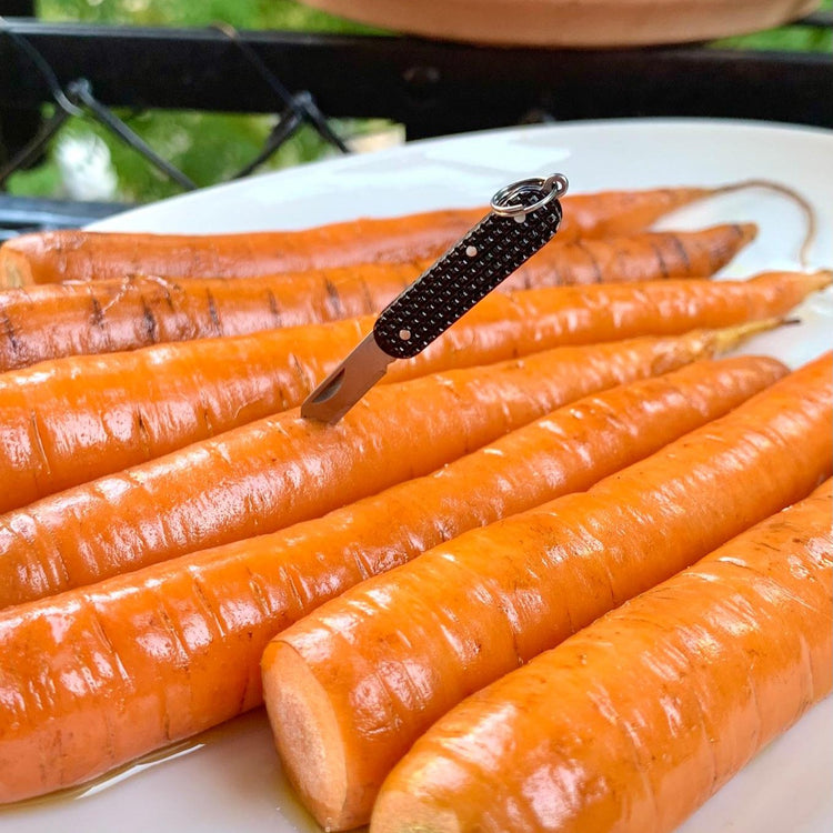 Mini Taschenmesser, in Karotte steckend