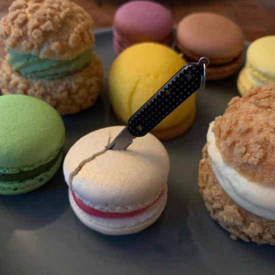 Mini Taschenmesser, in Macaron, Luxemburgerli steckend