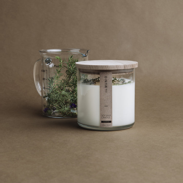 Munio Wacholder und Limonium Soja-Wachskerze im Teelichtglas mit Holzdocht 550ml