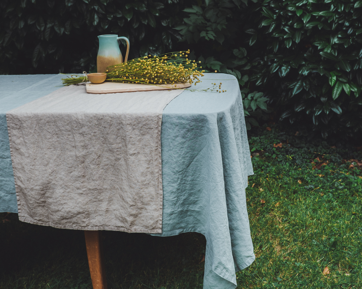 Sonho Tischdecke und Tischläufe in grün und taupe mit Tischdekoration