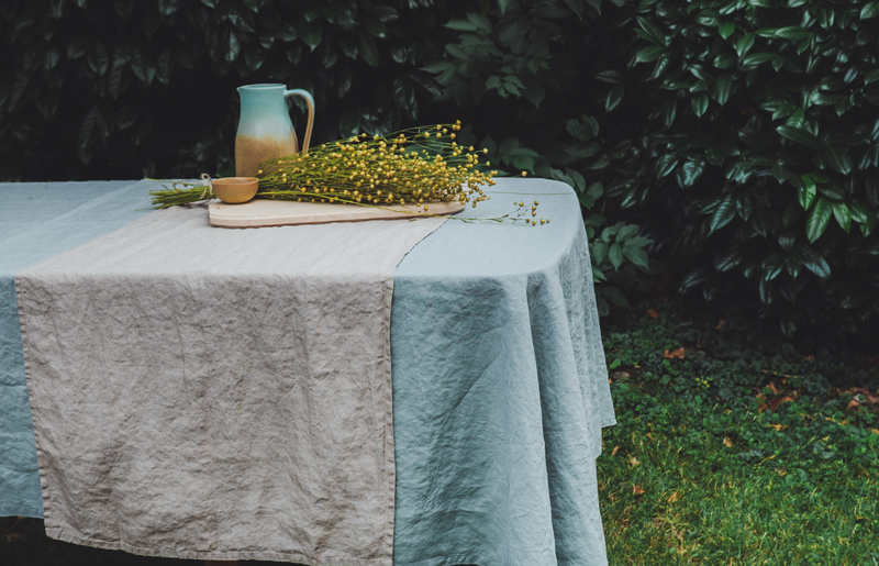 Sonho Tischdecke und Tischläufe in grün und taupe mit Tischdekoration